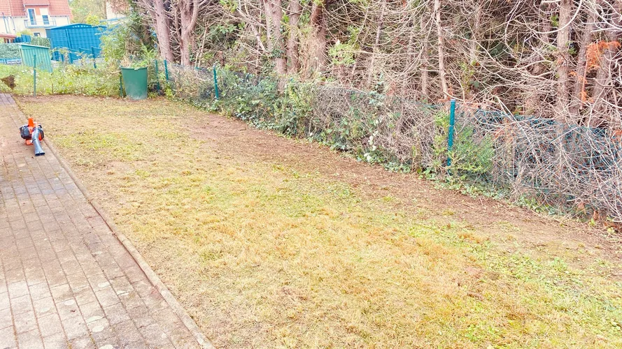 Mehrere Hochbeete mit Gemüse in einem angelegten Nutzgarten