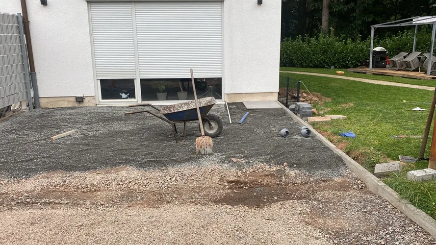 Gereinigte Terrassenplatten nach der Hochdruckreinigung